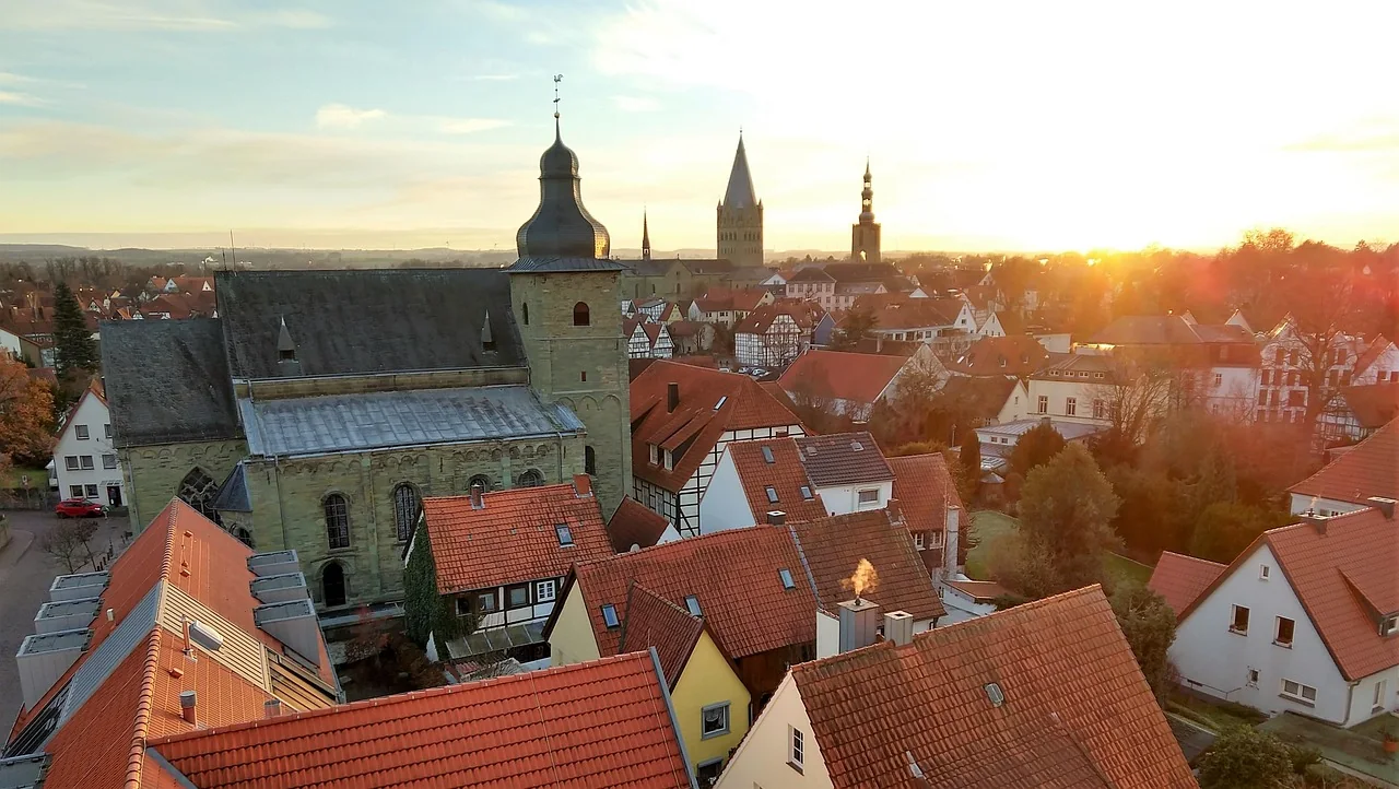 Abendlicht über den Dächern von Soest, im Hintergrund die Türme von St. Patrokli und St. Petri