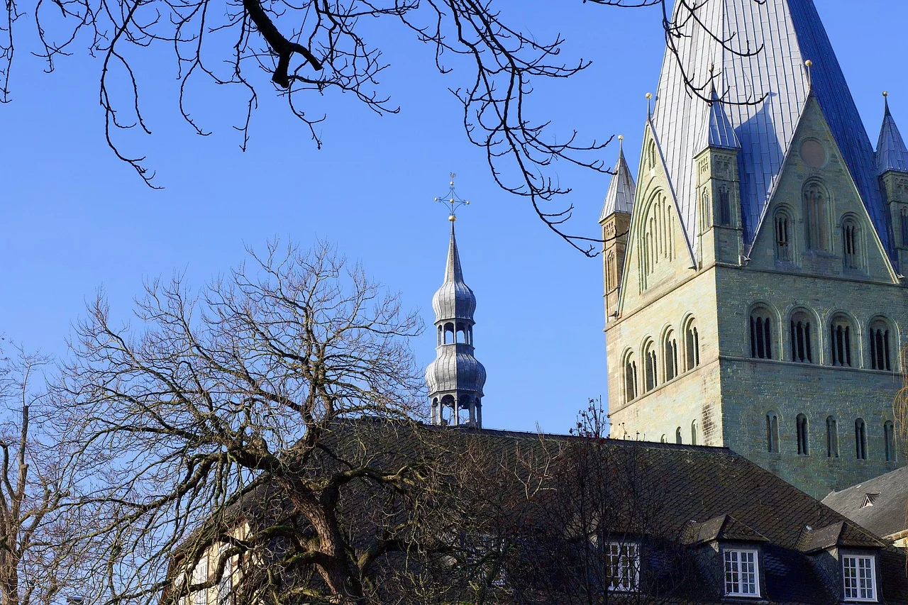 Die Türme von St. Patrokli und St. Petri in Soest vor blauem Himmel